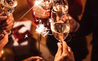 Couple trinquant avec des coupes de champagne lors du réveillon du Nouvel An à la Maison Philippe Le Bon à Dijon