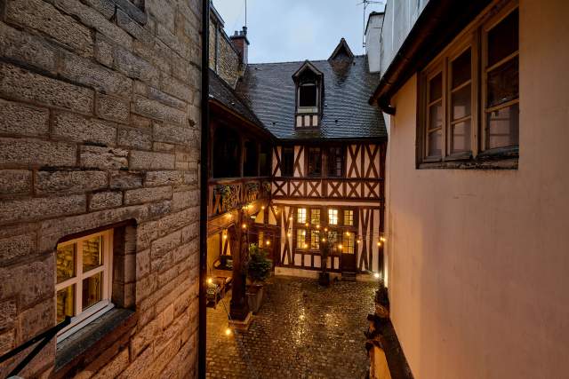 Cour Gothique Maison Philippe Le Bon Bar Le 19 à Dijon <span><span><span><span><span>en Bourgogne </span></span></span></span></span>